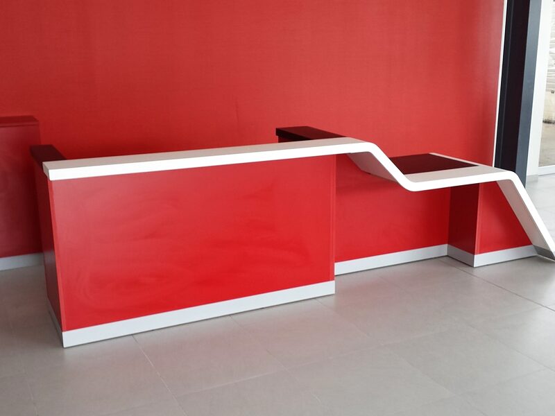 Banque d'accueil rouge et blanche dans une concession automobile