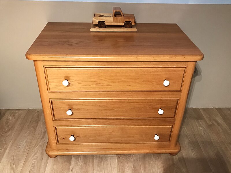 Commode à trois tiroirs en chêne massif