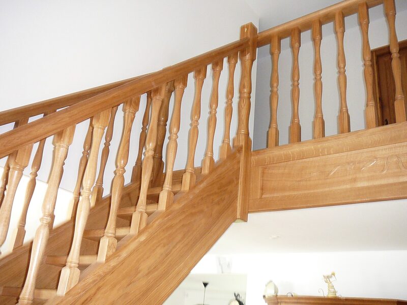Escalier en chêne avec garde-corps à balustres tournés
