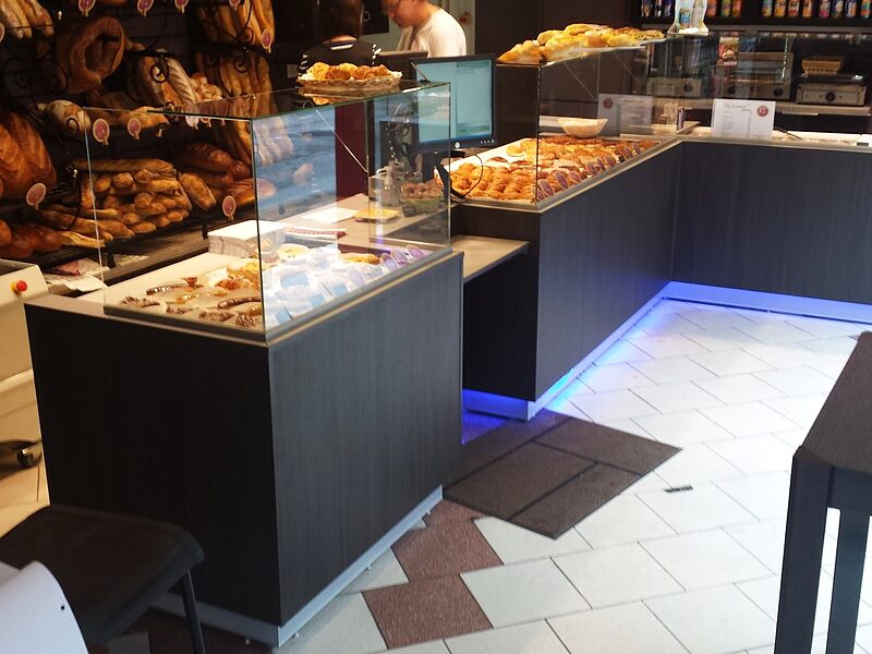Comptoirs de vente d'une boulangerie avec éclairage en plinthe