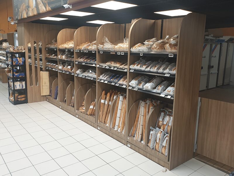Niches à pain en bois dans un rayon boulangerie