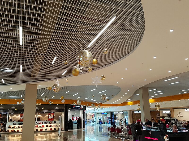 Faux plafond en ellipse avec résille métallique
