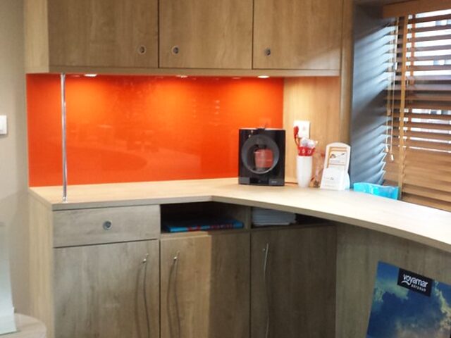 Poste d'accueil en décor chêne avec crédence orange